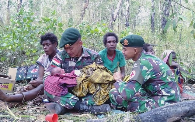 Haru, Anggota TNI Papua Bantu Persalinan Ibu Di Tengah Hutan - GenPI.co